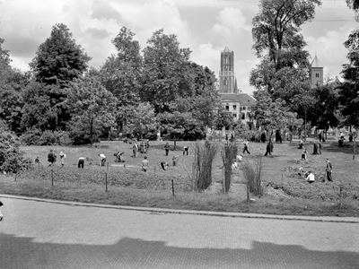 152734 Afbeelding van het graven van eenmansgaten in het Moreelsepark voor het HGB III van de N.S. te Utrecht.